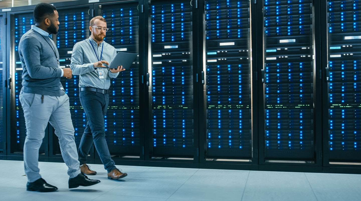 Salle de datacenter moderne avec baies serveurs alignées, câblage structuré et éclairage LED ambiant